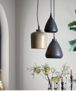 DESI , Découvrez cette superbe suspension en céramique noir dans un style brut .de marque néerlandaise