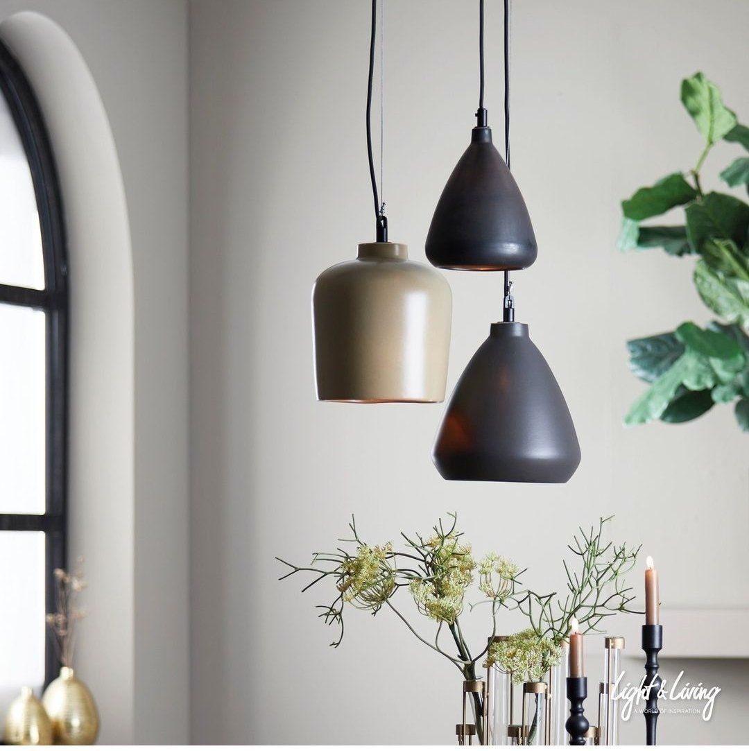 DESI , Découvrez cette superbe suspension en céramique noir dans un style brut .de marque néerlandaise