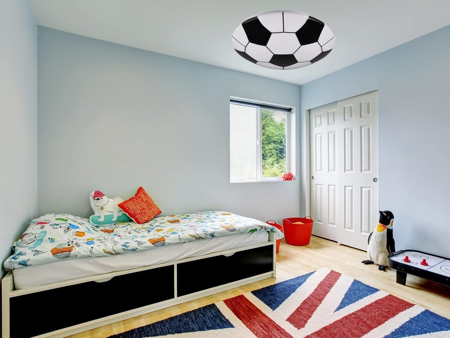 Le plafonnier KLOPPI, de fabrication allemande, pour chambre d’enfant.