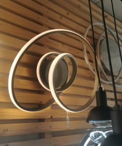 Plafonnier Sansa : simplicité et modernité réunies.variateur intégré.