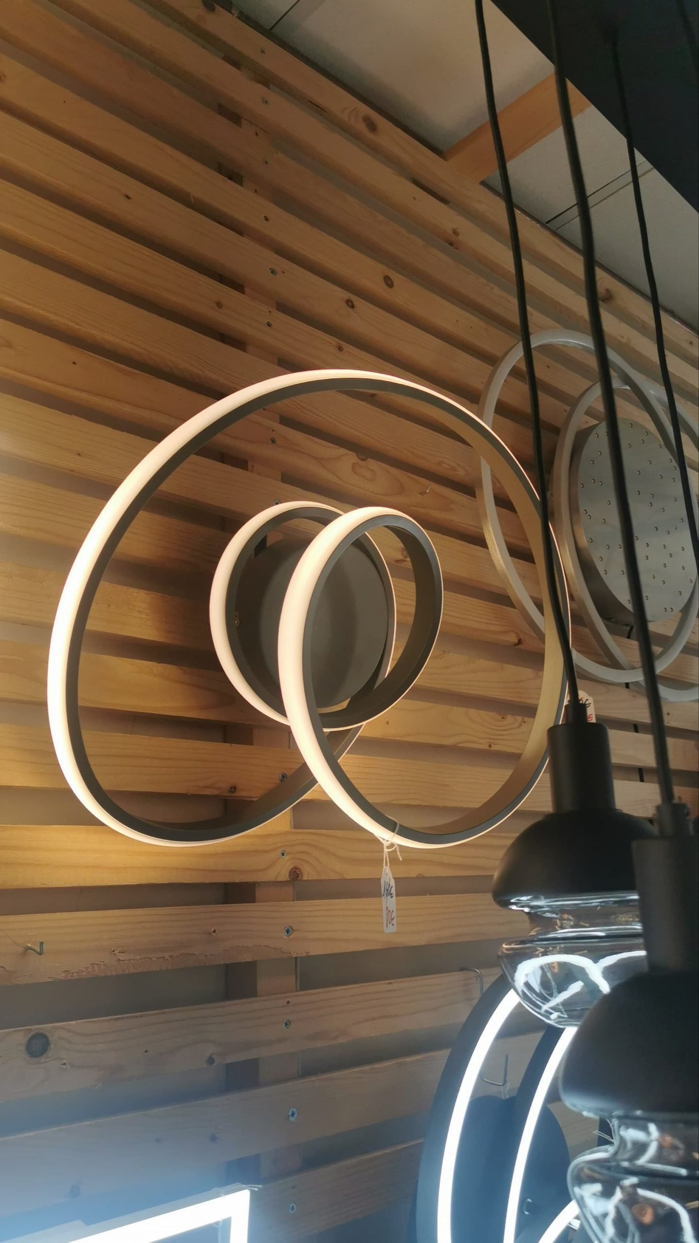 Plafonnier Sansa : simplicité et modernité réunies.variateur intégré.