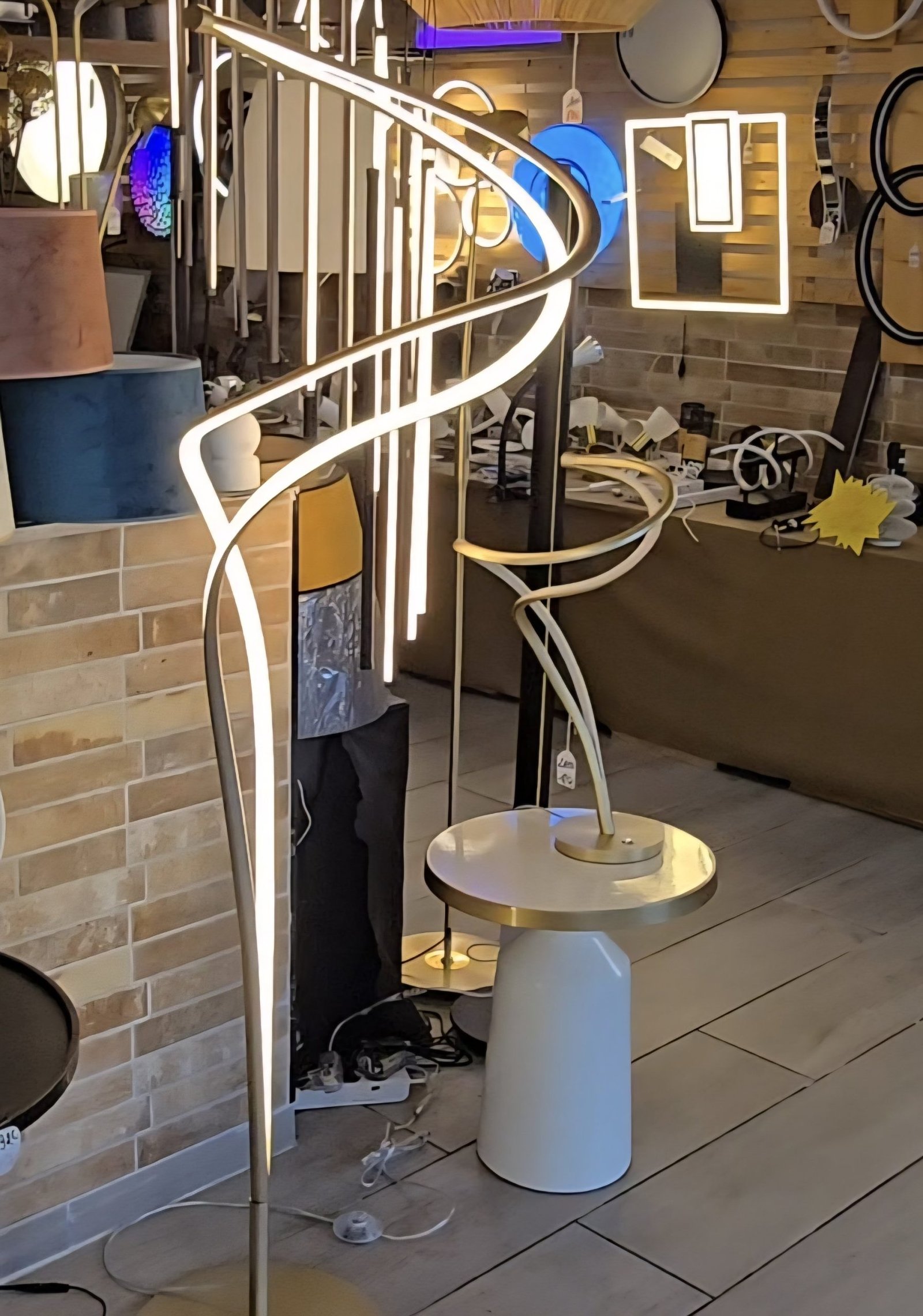 NALA – Lampe LED design
Un bijou lumineux aux courbes sculpturales ,variateur intégré – Image 4