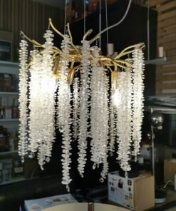 Magnifique lustre avec structure dorée et cascades de cristaux.
